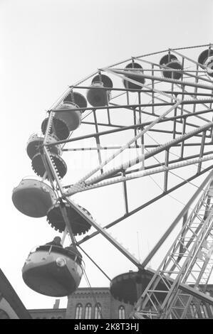 Oslo 19620331. Safe Spring Tivoli est venu en ville. Ici, la roue de Paris commence avec les paniers de balançoires entre le ciel et le Youngstorget. Photo: Bob Robinson Current / NTB Banque D'Images