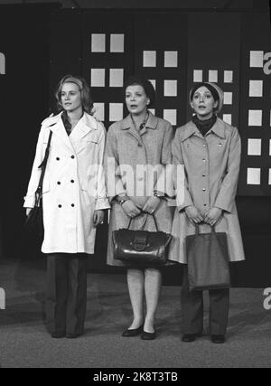 Oslo 19740126. Le Théâtre national a mis en place la loi sur les filles. Il s'agit de l'égalité des femmes sur le lieu de travail à la maison et de l'oppression dans la société, elles décident de faire grève. Dans le jeu, nous rencontrons quatre femmes. Trois d'entre eux sont des femmes qui se lavent et un conducteur de grue. Les deux acteurs masculins Lars Andreas Larssen et Eilif Armand jouent des maris et des représentants d'affaires. Ici de la première à Romsås où il a été emballé, mais ils sont promis une autre performance. Sur l'image (F.) Ann-Marie Ottersen, Veslemøy Haslund et Katja Medbøe. Photo: Aage Storløkken Current / NTB Banque D'Images