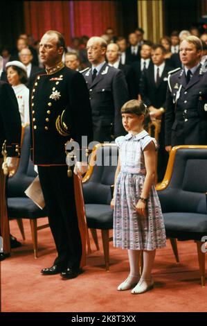 Oslo 19800607. La célébration par le Storting du 75th anniversaire de la résolution de l'Union. Trois générations de la famille royale étaient présentes pendant la célébration. Le prince Haakon Magnus (6) est sur sa première réprention et pour la première fois dans le Storting. Voici la princesse Märtha Louise avec son père le prince héritier Harald. Photo: Erik Thorberg NTB / NTB Banque D'Images