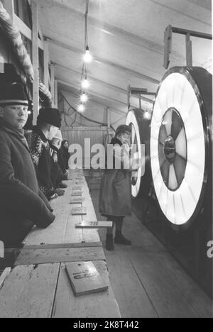 Oslo 19620331. Safe Spring Tivoli est venu en ville et à Youngstorget. Ici, la roue de la chance est en cours et beaucoup ont trouvé leur chemin pour essayer la chance gagnante. Photo: Bob Robinson Current / NTB Banque D'Images