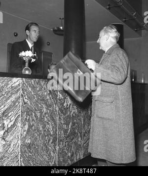 Oslo octobre 1945. "La voix de Londres" Toralv Øksnevad (1891-1975) arrive sur son lieu de travail NRK. Øksnevad était un homme de radio et un homme politique bien connu avant la Seconde Guerre mondiale, mais il est plus connu comme un point d'ancrage pour les émissions de la BBC en norvégien pendant la guerre. Øksnevad est considéré comme le fondateur du service moderne de nouvelles de NRK. Photo: Leif Ørnelund / courant / NTBSCANPIX Banque D'Images