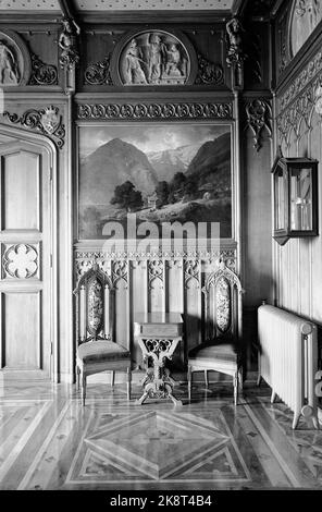 Oslo 19510713 Château d'Oscardfer. Le salon avec peinture par le Sognefjord, signé Gude. Table à couture avec chaises. Photo: Strand / NTB / NTB Banque D'Images