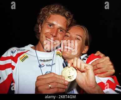 Coupe du monde Athlétisme - Athènes 1997 la championne du monde Hanne Haugland (t.H.) avec son mari et son entraîneur Håkon fleur spéciale après la cérémonie de remise des médailles dimanche soir. Photo: Erik Johansen / NTB Banque D'Images