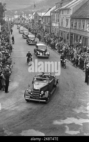 Tromsø 194607. Le roi Haakon visite Tromsø pour voir la récupération de la ville après la Seconde Guerre mondiale Ici, nous voyons le roi Haakon (en face) conduire dans une petite voiture dans la voiture ouverte à travers les rues de Tromsø. Photo: Archives NTB / NTB Banque D'Images