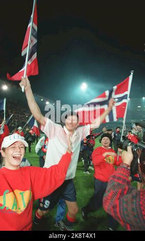 Oslo. Stade Ullevål. Norvège Suisse 5 - 0. Jostein Flo se réjouit avec les fans après que la Norvège a battu la Suisse 5-0 au stade Ullevål mercredi soir. Photo Jon EEG / NTB Banque D'Images