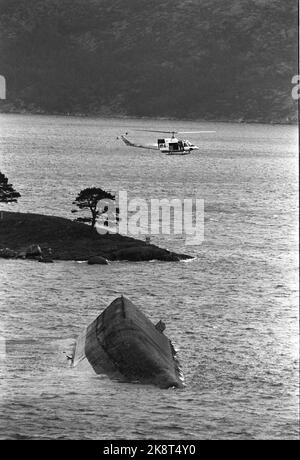 Stavanger 19851105: Le navire de ciment Concem s'est écrasé pendant les travaux sur la plate-forme Gullfaks B dans le Gandsfjord, et 10 personnes ont péri. Ici, le marché du ciment renversé. L'hélicoptère est à la recherche des disparus / morts. Photo: Jens O. Kvale / NTB / NTB Banque D'Images