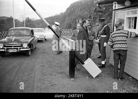 Boris Gleb, soviétique avril 1965. 'Armes touristiques russes: Vodka'. Visa - accès gratuit à l'Union soviétique. Boris Gleb peut tenter avec une exposition d'art, un cinéma et des visites à la centrale, mais la plus grande lure est Vodka. Ici des touristes sur le passage de frontière entre la Norvège et l'Union soviétique. Ici le trou - contrôle de passeport norvégien à Boris Gleb. Photo: Sverre A Børretzen / actuel / NTBSCANPIX. Banque D'Images