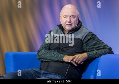 Francfort, Allemagne. 19th octobre 2022. Foire du livre de Francfort, Frankfurter Buchmesse 2022: Andrej Kurkow (Andrey Kurkov), auteur ukrainien, parle de son roman 'Samson und Nadjeschda'(Diogenes, 2022) sur scène Das Blaue Sofa initié par Bertelsmann/ZDF/Deutschlandfunk/3Sat. Crédit: Christian Lademann / LademannMedia Banque D'Images