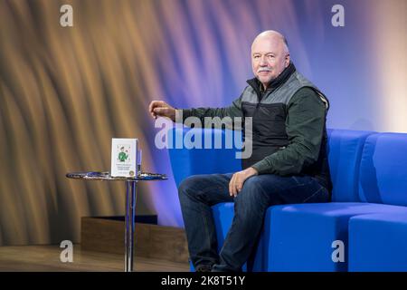 Francfort, Allemagne. 19th octobre 2022. Foire du livre de Francfort, Frankfurter Buchmesse 2022: Andrej Kurkow (Andrey Kurkov), auteur ukrainien, parle de son roman 'Samson und Nadjeschda'(Diogenes, 2022) sur scène Das Blaue Sofa initié par Bertelsmann/ZDF/Deutschlandfunk/3Sat. Crédit: Christian Lademann / LademannMedia Banque D'Images