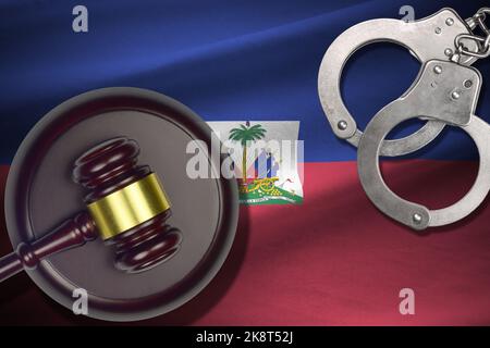 Drapeau d'Haïti avec maillet de juge et menottes dans la pièce sombre. Concept de criminel et de châtiment, contexte des coupables Banque D'Images
