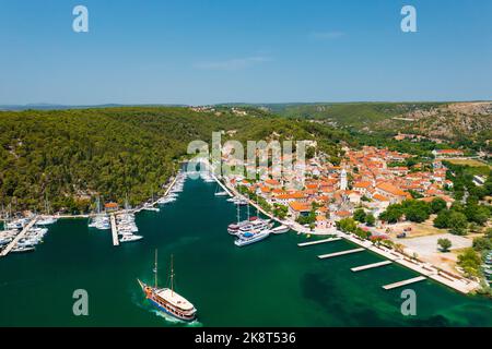 Vue aérienne sur Skradin, une petite ville du comté de Sibenik-Knin en Croatie. Il est situé près de la rivière Krka et à l'entrée du parc national de Krka Banque D'Images