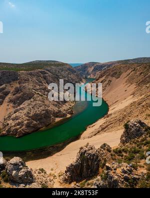 Vue aérienne sur la célèbre rivière Zrmanja et le canyon dans le sud de Lika et le nord de la Dalmatie, Croatie. Le canyon de Winnetou. Banque D'Images