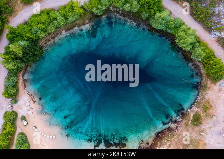 Vue aérienne sur la Cetina River Spring (Izvor Cetine), également connu sous le nom de l'oeil de la Terre est une source karstique incroyable. Banque D'Images