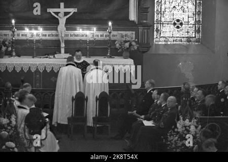 Oslo 19420628. Diocèse de l'Église de notre Sauveur. Mariage des évêques pendant la guerre. 8 des 9 évêques de l'église étaient présents lors du mariage de Lars Frøyland et Dagfinn Zwilgmeyer. Évêque catholique, prêtre dans la cathédrale, Einar Lothe, Trondheim était coordinateur. Photo: Aage Kihle / NTB Banque D'Images