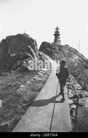 Ona 19720617. Le village de pêcheurs sur la côte de Romsdal est à une distance satisfaisante de tout ce qui a à voir avec les tracas et la ruée. Beaucoup ont quitté Ona ces dernières années. La troisième partie des maisons est vide. Pourtant, il y en a qui ne quittera jamais l'île. À propos de. Deux cents personnes vivent ici aujourd'hui. Le phare d'Ona est l'un des plus célèbres gars de la côte, qui décharge les gens de mer par une LED dangereuse. Photo: Sverre Børretzen courant / NTB Banque D'Images