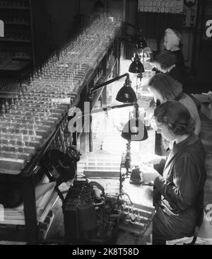 Oslo 19460126. Production d'ampoules à l'usine Luma de l'Association nationale coopérative à Oslo. L'usine est l'une des plus grandes du pays et produit environ 5000 lampes à incandescence par jour. Sur cette longue table, l'intérieur des ampoules est fourni. Photo: Skotaam Current / NTB Oslo 19460126. Production d'ampoules à l'usine coopérative appelée Luma à Oslo. C'est l'une des plus grandes usines de Norvège, produisant environ 5000 ampoules par jour. Photo: Skotaam/ actuel/ NTB Banque D'Images