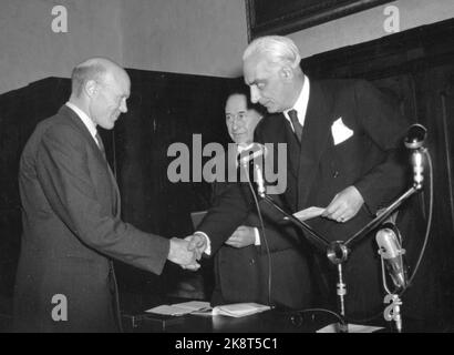 Venise 19530509. L'auteur Tarjei Vesaas a remporté le grand prix Venezia avec la collection de courts-récits 'Vindane'. Le prix Venezia est pour le meilleur travail littéraire en 1952 et est de 5 millions de lires. Les magazines hebdomadaires d'Europe occidentale ont été commandés pour souligner les livres qui représenteraient le pays en question. En Norvège, la mission est tombée sur « actuel » qui a sélectionné le livre gagnant. Dans la photo Vesaas ( photo: Actuel / NTB Banque D'Images