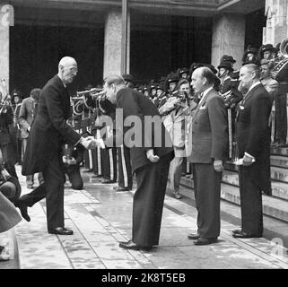 Oslo 19500515. Oslo anniversaire de 900 ans et dévouement de l'hôtel de ville d'Oslo. Les bijoux de fête en anniversaire rushes. La famille royale norvégienne et de nombreux invités ont été invités à l'ouverture de l'hôtel de ville. Ici le roi Haakon arrive à l'inauguration et est accueilli (F.) Le maire Halvdan Eyvind Stokke, le maire adjoint Brynjulf ​​Bull et l'aliénation Rolf Stranger la famille royale arrivera à la célébration. Photo: NTB Banque D'Images