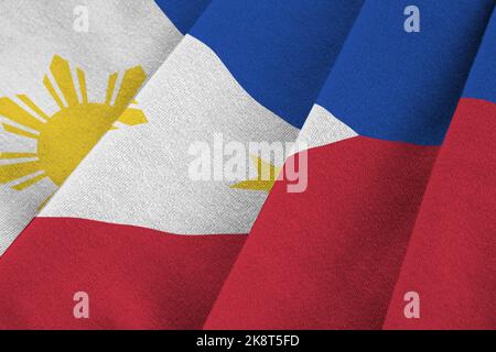 Drapeau des Philippines avec de grands plis et un gros plan sous l'éclairage du studio à l'intérieur. Les symboles officiels et les couleurs de la bannière en tissu Banque D'Images