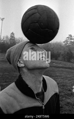 Sandefjord, novembre 1961. Thorbjørn Svenssen sur l'entraînement avec Sandefjord. Photo: Ivar Aaserud / courant / NTB Banque D'Images