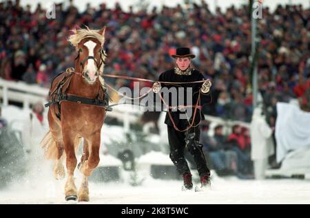 Lillehammer Jeux olympiques d'hiver de 19940212 à Lillehammer. Cérémonie d'ouverture. Un jeune homme contrôle un cheval de course. Photo: Bjørn owe Holmberg / NTB Banque D'Images