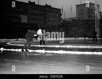 Oslo 19520217: Jeux Olympiques d'hiver, patinage, 5000 mètres à Bislett: Médaille d'or Hjalmar Andersen 'Hjallis' en action. Photo actuelle / NTB Banque D'Images