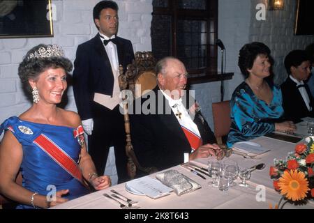 Oslo 19880702. Le roi Olav a 85 ans. Ici depuis le dîner du gouvernement au château d'Akershus pour 355 personnes. Par ex. La princesse Sonja à Galla avec Diadem, le roi Olav et le premier ministre Gro Harlem Brundtland. Photo: Eystein Hansen NTB / NTB Banque D'Images