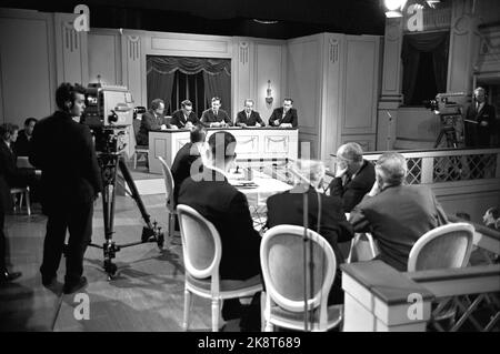 Oslo janvier 1964 - débat politique sur la télévision au Théâtre central d'Oslo. « Où est le communisme ? » Montre toute l'équipe de télévision en action. Directeur de programme Kjell Arnljot Wig. Le débat se déroule entre le panel et la salle. 4 caméras et 10 microphones sont installés. Ici, Kjell Arnljot Wig se trouve au milieu entouré par les initiateurs Aksel Larsen, le SF danois, Olav Brunvand, le Parti travailliste, l'Hermansson, Le leader communiste suédois et le rédacteur en chef de la « liberté », Reidar Larsen. Photo: Aage Storløkken / actuel / NTB Banque D'Images