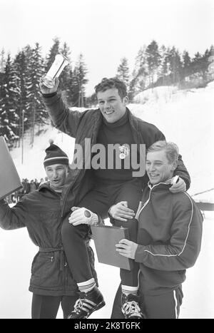 Odnes 19690223: Un heureux skiant Erling Strand de Strømmen et Lillestrøm est devenu champion norvégien de Stor Bakke. Ici, il est porté sur une chaise d'or par Bjørn Wirkola, Alta (t.v.) qui est devenu n° 2 et Ingolf Mork, Hjelsth / Fram en 3rd place. Photo: Arild Hordnes NTB / NTB Banque D'Images