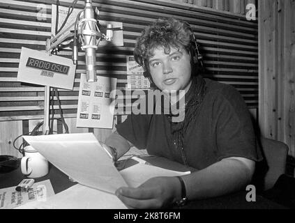 Oslo 19840828 les journalistes et les collègues de la radio locale radio Oslo seront fermés. Ici Hege Øygarden dans le studio. Logo radio Oslo en arrière-plan. Radio locale/radio locale. Photo: Tore Skaar / NTB / NTB Banque D'Images