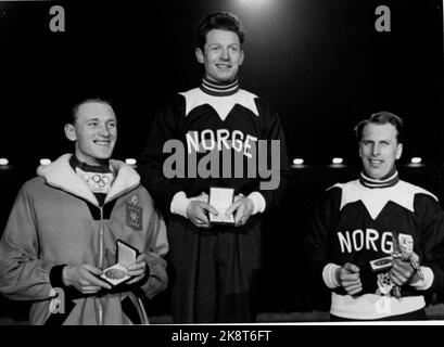 19520217 Oslo : Jeux Olympiques, Jeux Olympiques d'hiver, patinage, course rapide, 5000 mètres, Distribution du prix: De V: Kees Broekman (Down) qui a pris l'argent, Hjalmar Andersen 'Hjallis' qui a pris l'or et Sverre Haugli (NOR) qui a pris le bronze. Photo: NTB / NTB Banque D'Images