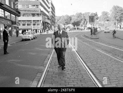 Oslo à l'été 1966. Alfred Hitchcock, réalisateur d'horreur à Oslo. Ici, à pied dans le tramway dans le Stortingsgaten. Photo: Jan Erik Olsen / actuel / NTB. Banque D'Images