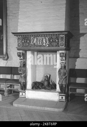 Oslo 1950. Le château d'Akershus a été récemment restauré. La construction du château est fixée au temps dès le 1300s. Le Hall romain occupe la majeure partie du deuxième étage de ce que l'on appelle l'aile romaine. Sur le petit mur sud se trouve la vieille belle cheminée. Photo: Sverre A. Børretzen / actuel / NTB Banque D'Images