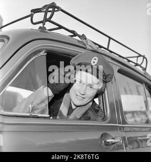 Oslo, 1956. La première femme chauffeur de taxi de Norvège, Mme Magna Hansen. Le magazine photo a été « testé » avec le chauffeur et a découvert qu'elle avait une petite pièce sur « Upper Washing » et « Little Strandgate », mais qu'elle avait « fait une maison pleine avec sa connaissance de Dalehaugen - une petite route insignifiante entre Enebakkveien et Galgeberg ». « Aller simple, laissez la dame aller plus loin ». Photo: Actuel / NTB Banque D'Images