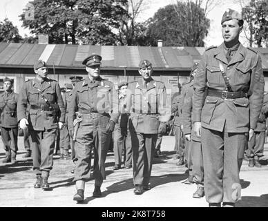 Oslo 19450526 le prince héritier Olav inspecte les soldats norvégiens à Akershus. Défilé pour le prince héritier à Akershus. Photo: NTB *** photo non traitée ***** Banque D'Images