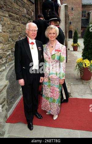 Oslo 19970528: H.R. juste. Carsten Smith et Mme Lucy Smith, rectrice de l'Université, arrivent à la Journée de Gallama à Akershus en liaison avec le roi Albert II et la reine Paola de Belgique, en Norvège. Photo: Jon EEG NTB / NTB Banque D'Images