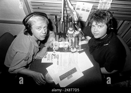 Oslo 19840828 journalistes et collègues de la radio locale radio Oslo Petter Nome (TV) et Hege Øygarden. Les deux ensemble dans le studio. Logo radio Oslo sur l'image. Radio locale/radio locale. Photo: Tore Skaar / NTB / NTB Banque D'Images