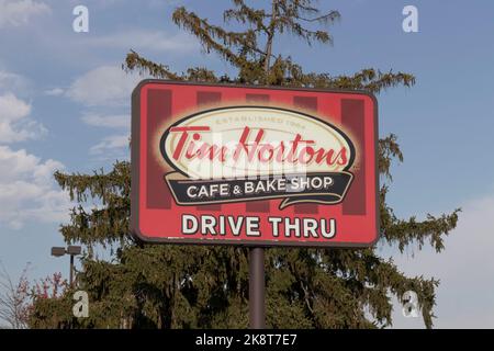 Troy - Circa octobre 2022 : Tim Hortons Cafe & Bake Shop. Il s'agit de la version américaine du populaire restaurant canadien rapide et décontracté. Banque D'Images