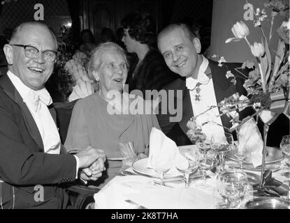 Oslo 19620301 Chat Noir Revy Theatre a 50 ans et marque cela avec une grande fête anniversaire à l'Hôtel Bristol. Ici, Bokken Lasson, artiste de chants et de cabaret (au milieu), s'apprécie avec les acteurs Tore Foss (TV) et Per Aabel. Bokken Lasson (1871 /1970) fonde Chat Noir en 1912 et conduit le théâtre jusqu'en 1917. Photo: NTB / NTB Banque D'Images