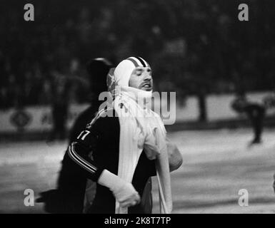 9 février 1975 d'Oslo. Championnats du monde au stade Bislett. Sten Stensen gagne 5000 mètres, il prend ici un pull après la course. Photo: NTB / NTB Banque D'Images