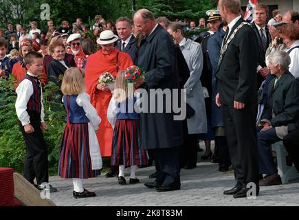 Nordreisa 9 août 1992. Le roi Harald et la reine Sonja reçoivent des fleurs des enfants. Le voyage de King 1992. Le couple royal norvégien commence son trafic royal dans le nord de la Norvège. Dans les 22 jours, ils rencontrent des gens dans 62 endroits différents. De Frosta dans le Nord-Trøndelag à dense Jakobselv dans Finnmark. Photo; Lise Aaserud / NTB / NTB Banque D'Images