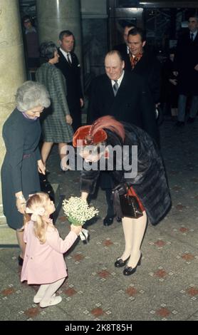 Oslo février 1973. Reine Margrethe du Danemark lors d'une visite officielle en Norvège. La Reine reçoit des fleurs d'une petite fille lors de sa visite au Musée de l'industrie artistique. Le roi Olav et le prince Henrik du Danemark en arrière-plan. Photo: NTB / NTB Banque D'Images