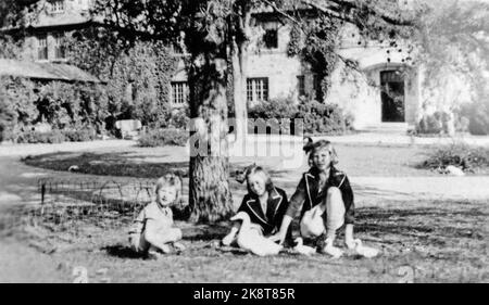 ÉTATS-UNIS 1940-45. La princesse Märtha de Norvège et les trois enfants évacués aux États-Unis pendant la guerre. Lors de leur séjour aux États-Unis, ils ont visité plusieurs fois le président Franklin D. Roosevelt dans ses deux maisons à Hyde Park, New York : « le Cottage Val-Kill » et « le Cottage Hill-Top ». La photo (F.) : le Prince Harald, la princesse Ragnhild et la princesse Astrid regardent une mère de canard et ses petits canetons dans le jardin. Photo: NTB Banque D'Images