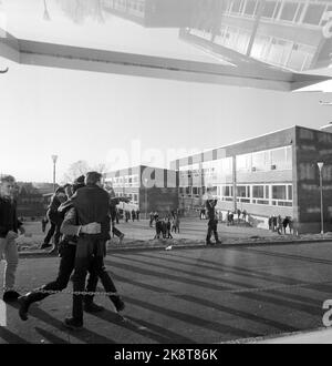 Oslo 1960. Écoles à Oslo. Ici depuis la cour de l'école à l'école Sandaker. Enfants et adolescents deux et deux ou en petits groupes dans la cour d'école. Pull en tricot, tricots. Photo: Ivar Aaserud / courant / NTB Banque D'Images