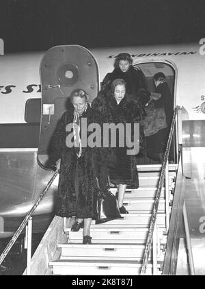 Gardemoen 19530125. La princesse Märtha, la princesse Astrid et la princesse Ragnhild viennent en Norvège. À l'aéroport de Gardemoen, ils ont été accueillis par le prince héritier Olav, le prince Harald et le roi Haakon. Couronne princesse Märtha sur le chemin de la sortie de l'avion avec la princesse Ragnhild et la princesse Astrid tout le monde avec des manteaux de fourrure. Photo: Archives NTB / NTB Banque D'Images