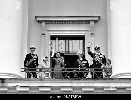 Oslo 19550624. La reine Elizabeth II lors d'une visite d'État en Norvège avec son mari, le prince Philip. Après que le raccourci royal avait conduit du pont de saumon au château, les royals sont sortis sur le balcon du château pour recevoir l'hommage du peuple. Par ex. Le roi Haakon, la princesse Astrid, la reine Elizabeth, le prince Harald, le prince héritier Olav et le prince Philip ont fait la main au peuple. Photo: Archive NTB Banque D'Images