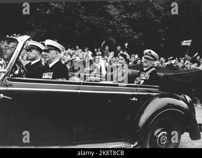 Oslo 19550624. La reine Elizabeth II lors d'une visite d'État en Norvège avec son mari, le prince Philip. Ici, nous voyons le raccourci royal dans une voiture ouverte avec la reine Elizabeth et le roi Haakon. La reine se fait des vagues et sourit aux gens qui se sont avancés pour en apercevoir un peu. Le raccourci est dirigé du quai de salutation au château. Photo: Archives NTB / NTB Banque D'Images