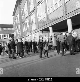 Oslo 1960. Écoles à Oslo. Ici depuis la cour de l'école à l'école Sandaker. Enfants et adolescents deux et deux ou en petits groupes dans la cour d'école. Filles avec la balle. Photo: Ivar Aaserud / courant / NTB Banque D'Images