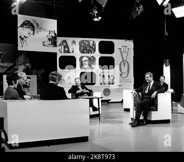 Oslo octobre 1969 NRK a un rabat complet avec son dernier spectacle du samedi 'TV9', une sorte de bingo à la télévision où les téléspectateurs pourraient acheter des coupons de bingo et gagner des téléviseurs. Le revenu a été transféré au Fonds de la radio. Ici, un panneau masqué, composé par exemple. Willie Hoel et Anne Cath. Devinettes sacerdotales sur une personne secrète, dans ce cas Erik Tandberg. Ragnar Baartvedt, responsable de programme, au milieu de l'image, avec le tableau Bingo en arrière-plan. Erik diesen dans la photo. Photo: Aaserud / courant / NTB Banque D'Images