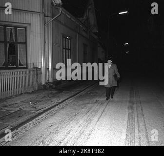 Oslo - Fredrikstad 1962. Longue nuit de voyage au travail. "Alors que la plupart de la population dort, le nouveau" pariacast 'ne doit pas des couettes. Ils ont de deux à quatre heures de déplacement pour travailler chaque jour. » Rapport sur les transports depuis Fredrikstad. Ici, P. Mosgaard sur son chemin dans les rues de Fredrikstad. Photo: Ivar Aaserud / courant / NTB Banque D'Images